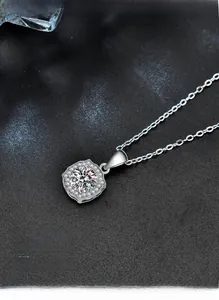 Makroaufnahme der S925 Sterlingsilber-Halskette mit rundem Moissanit-Anhänger im Halo-Stil