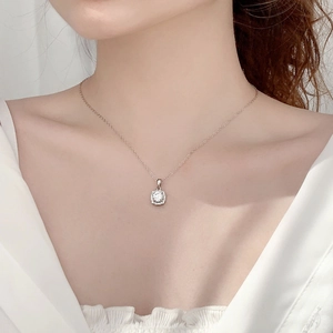 Elegante Moissanit-Halskette aus 925er Sterlingsilber am Model für einen schicken Look