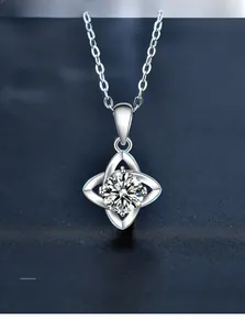 Macro del ciondolo a quadrifoglio in argento 925 con moissanite e catena a maglie fini