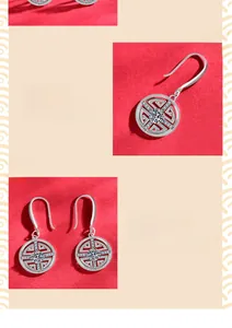 Détail macro de boucles d'oreilles en argent avec moissanite et motifs géométriques