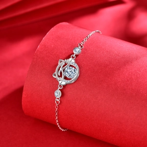 925 silver lucky cat bracelet for women with moissanite cat pendant on red background