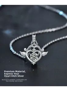 Dettaglio del ciondolo a cuore in argento sterling S925 con ali e pietra lucida