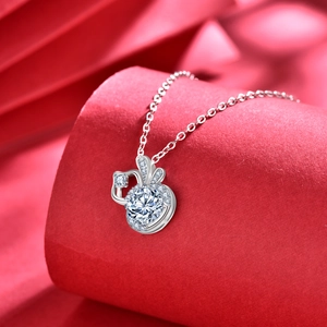 Élégant collier avec pendentif gourde en argent 925 et moissanite sur socle rouge