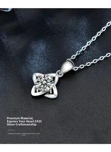 Dettaglio del ciondolo a quadrifoglio in argento S925 con grande moissanite scintillante