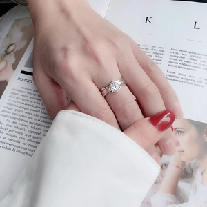 Close-up of S925 sterling silver ring featuring a twisted band and moissanite stone