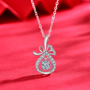 Collana in argento S925 con ciondolo a farfalla in moissanite su seta rossa lussuosa