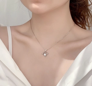 Dettaglio della collana a freccia di Cupido a forma di cuore con moissanite sul collo