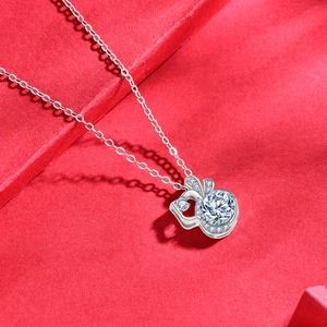 Élégant collier en argent 925 avec pendentif moissanite sur une boîte cadeau rouge