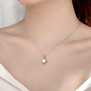 Collana a quadrifoglio in argento 925 con moissanite in oro rosa da donna elegante