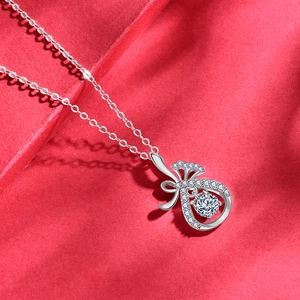 Collana in argento 925 con pendente a fiocco e moissanite su velluto rosso