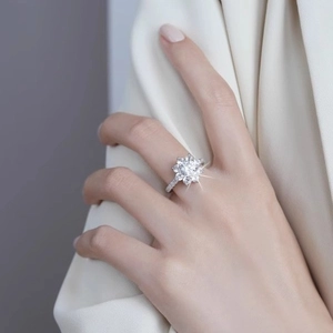 Elegant snowflake moissanite 925 silver ring featuring a sparkling sunflower design