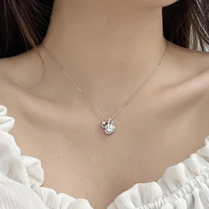 Élégant collier pendentif gourde en argent 925 avec moissanite porté sur le cou