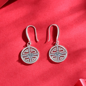 Boucles d'oreilles en argent 925 avec moissanite et motif chinois sur fond rouge vif