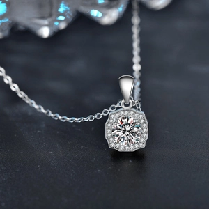 Elegante Halskette mit Moissanit-Anhänger aus 925er Sterlingsilber und brillantem Rundschliff