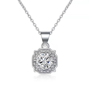 Moissanit 925 Sterling Silber Kette mit quadratischem Halo-Anhänger und rundem Hauptstein