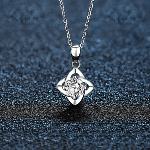 Collana con Ciondolo a Trifoglio in Argento Sterling 925 per Donna Elegante Design a Cuore a Quattro Foglie Gioielli in Moissanite Regalo
