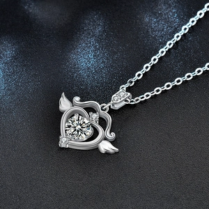 Collana cuore freccia di cupido in argento 925 con moissanite e ali su fondo nero