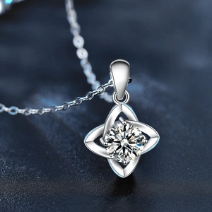 Collana con ciondolo a quadrifoglio in argento 925 con moissanite e design a stella