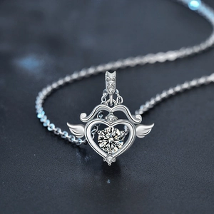 Collana freccia di Cupido in argento 925 con ali a cuore e scintillante pietra moissanite