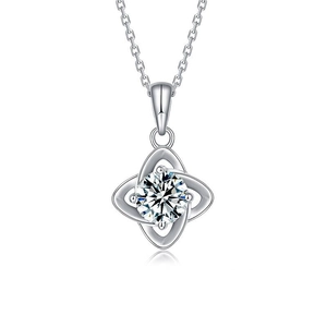 Collana con ciondolo a quadrifoglio in argento 925 e moissanite taglio brillante