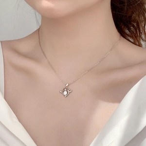 Collana cuore cupido in argento sterling 925 con moissanite indossata da una modella