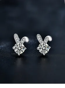 Nahaufnahme von S925 Sterling Silber Hasen-Ohrsteckern mit Moissanit und 3EX-Schliff Details