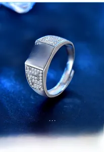 Dettaglio macro dell'anello moissanite in argento S925 da uomo con pietre laterali