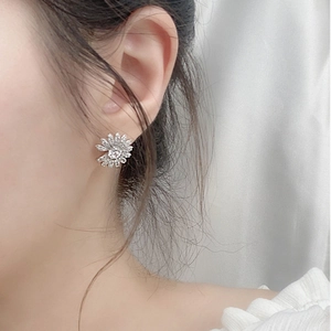 Exquisite S925 sterling silver daisy stud earrings with sparkling moissanite accents