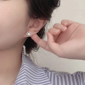Elegant 925 silver cherry blossom stud earrings with a sparkling moissanite stone