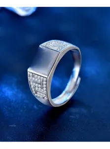 Dettaglio anello in argento 925 con moissanite taglio 3EX e motivo cuori e frecce