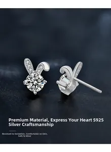 Makroansicht der S925 Sterling Silber Hasen-Ohrstecker mit funkelnden Moissanit-Steinen