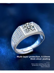 Macro di un anello da uomo in argento 925 con moissanite quadrata e pietre laterali a gradini