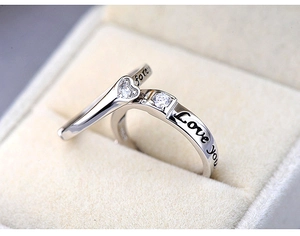 Détail de bagues de couple en argent S925 vintage avec gravure forever et zircons