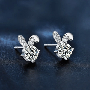 Elegante S925 Sterling Silber Hasen-Ohrstecker mit Moissanit-Steinen auf blauem Hintergrund