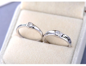 Macro d'un duo de bagues en argent 925 avec gravure Love Forever et zircons brillants