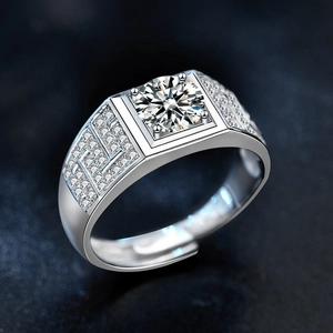 Anello da uomo in argento 925 con moissanite taglio rotondo e castone quadrato