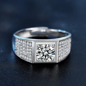 Anello in argento 925 con moissanite per uomo con grande pietra centrale e dettagli a T