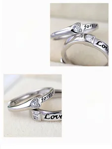 Détail de bagues de couple avec gravure Forever Love et zircone cubique en cœur