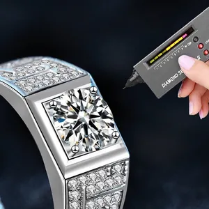 Anello moissanite in argento 925 da uomo con grande pietra centrale e fascia micro-pave