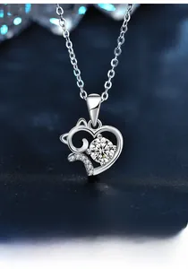 Makro-Detail von 925 Sterling Silber Katzen-Herz Anhänger mit funkelndem Moissanit-Stein