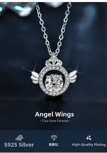 Détail macro du collier ailes d'ange en argent S925 avec moissanite et gravure True Love