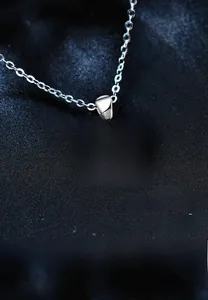 Makroaufnahme des 925er Silber Katzenohr-Herzanhängers mit glitzerndem Moissanit
