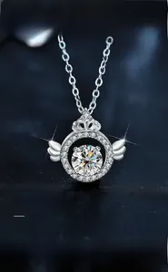 Gros plan d'un collier aile d'ange en argent 925 avec couronne et moissanite taille 3EX