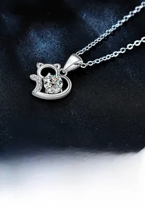 Detailaufnahme des Katzenanhängers aus S925 Silber mit Moissanit und Herzdetail