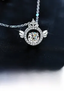 Vue macro du pendentif aile d'ange en argent S925 avec couronne brillante et moissanite