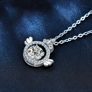 Collier ailes d'ange argent 925 avec pendentif couronne moissanite sur fond bleu étoilé