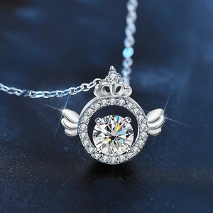 Collier ailes d'ange en argent 925 avec pendentif moissanite et couronne sur fond bleu luxe