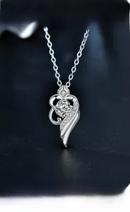 Macro d'un collier en argent 925 avec pendentif aile d'ange et moissanite en coeur