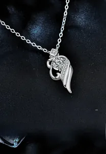 Détail du pendentif ailes d'ange avec plaquage argent 0,03 mm et pierre moissanite