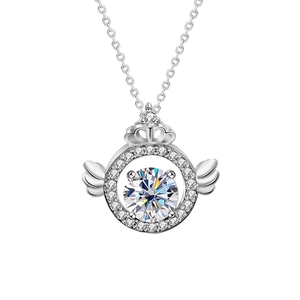 Collier en argent 925 avec pendentif ailes d'ange et couronne en moissanite sur blanc